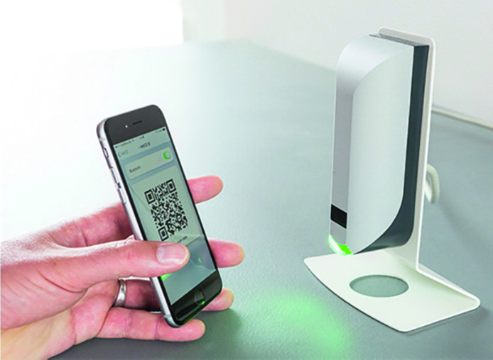 Инфракрасный считыватель на проходной определяет посетителя по QR-коду